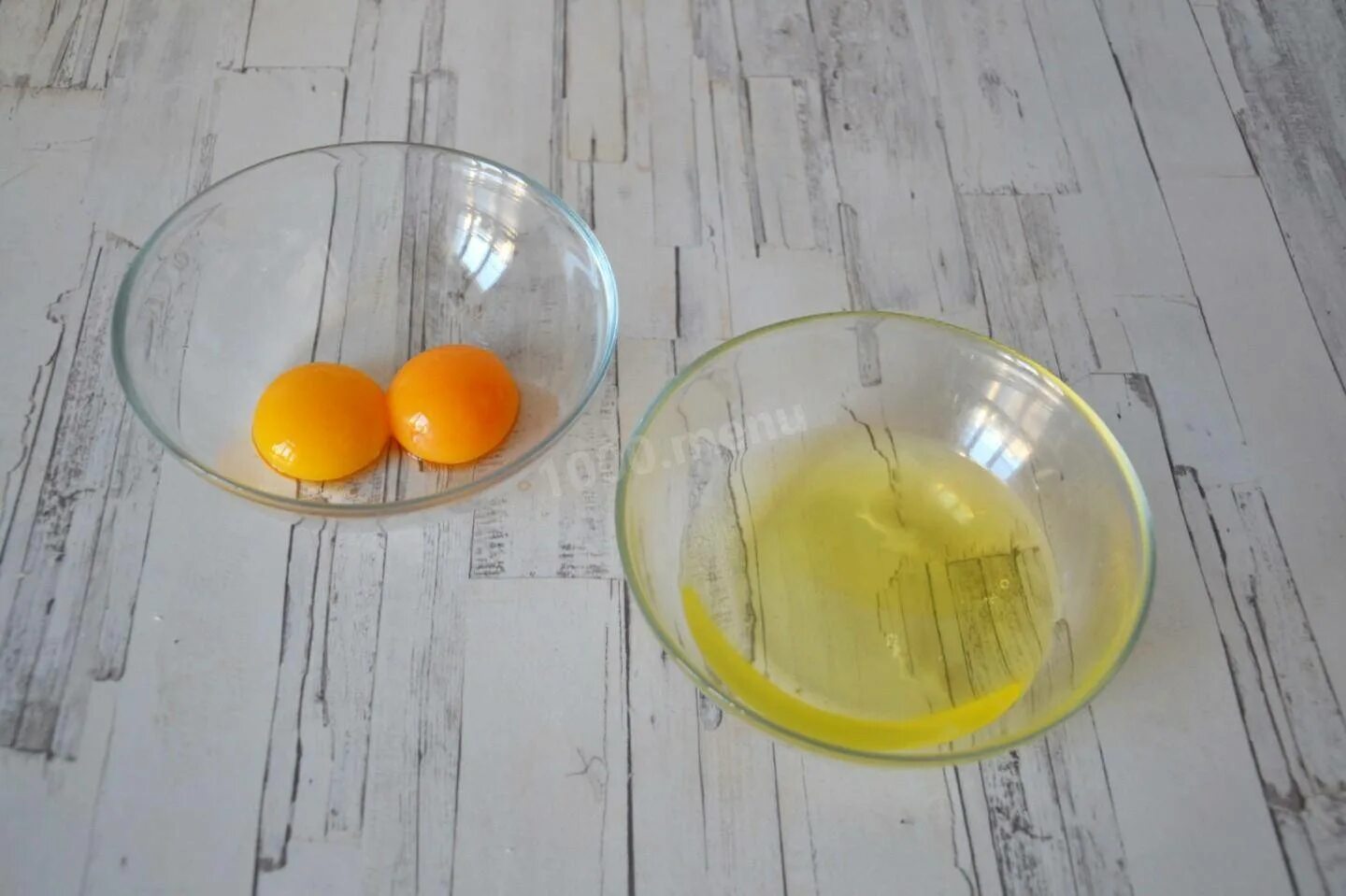 В яичном белке вода. Отделить белки от желтков. Яйцо желток отдельно белок отдельно. Отделить желтки от белков. Отделить желток от белка.