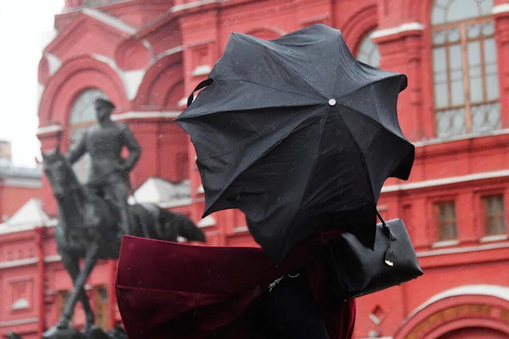 Какой ветер был в москве. Ветер в Москве. Сильный ветер в Москве. Порывы ветра в Москве. Ветер в Москве фото.