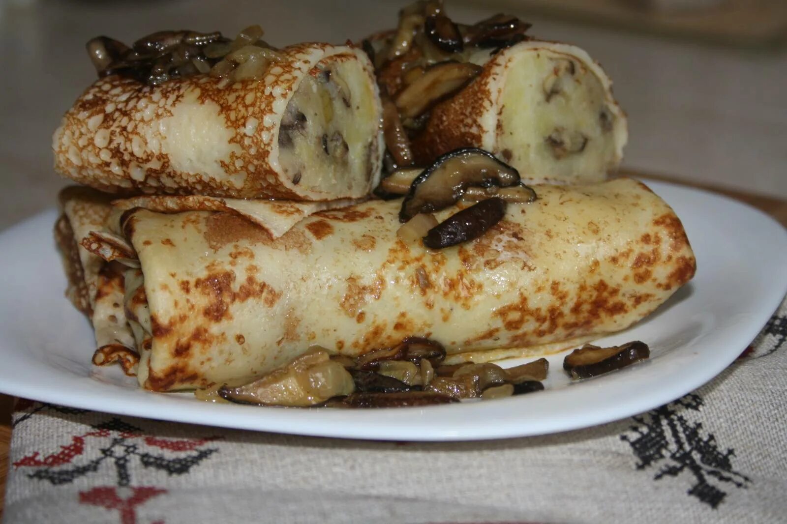 Блины с мясом и грибами. Блины с грибами. блины с картошкой и грибами. блины фаршированные грибами. блинчики с картофелем и грибами.