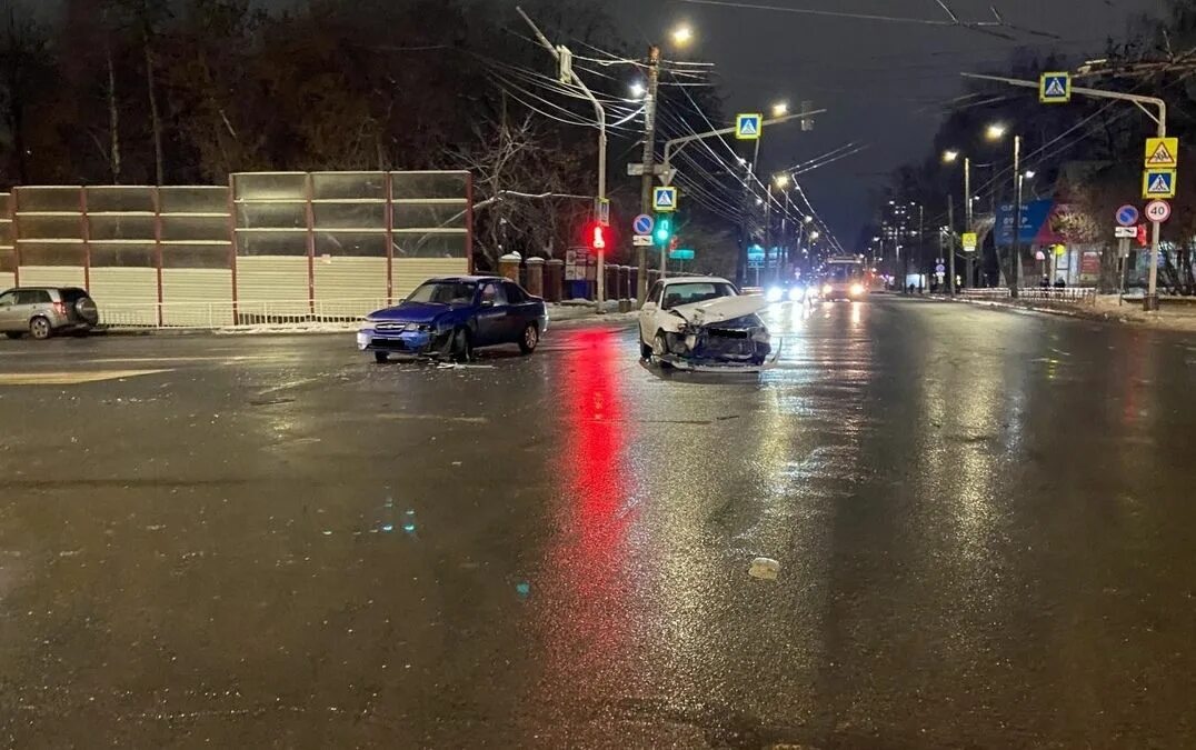 Происшествия киров. Авария на щорса в кирове 11.11.22. авария на щорса в кирове 28 марта.