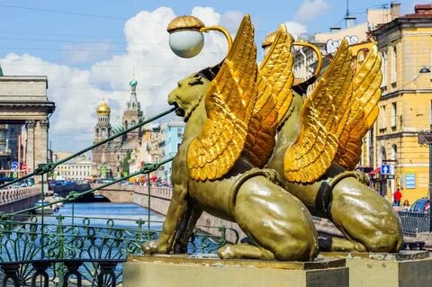 Мост с львами с золотыми крыльями