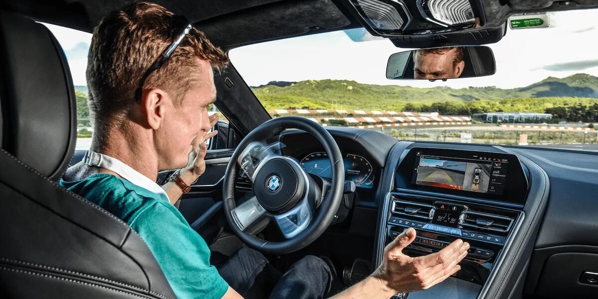 Водитель за рулем. Водитель bmw. Водитель в очках. Водитель за бмв. Водитель бмв.