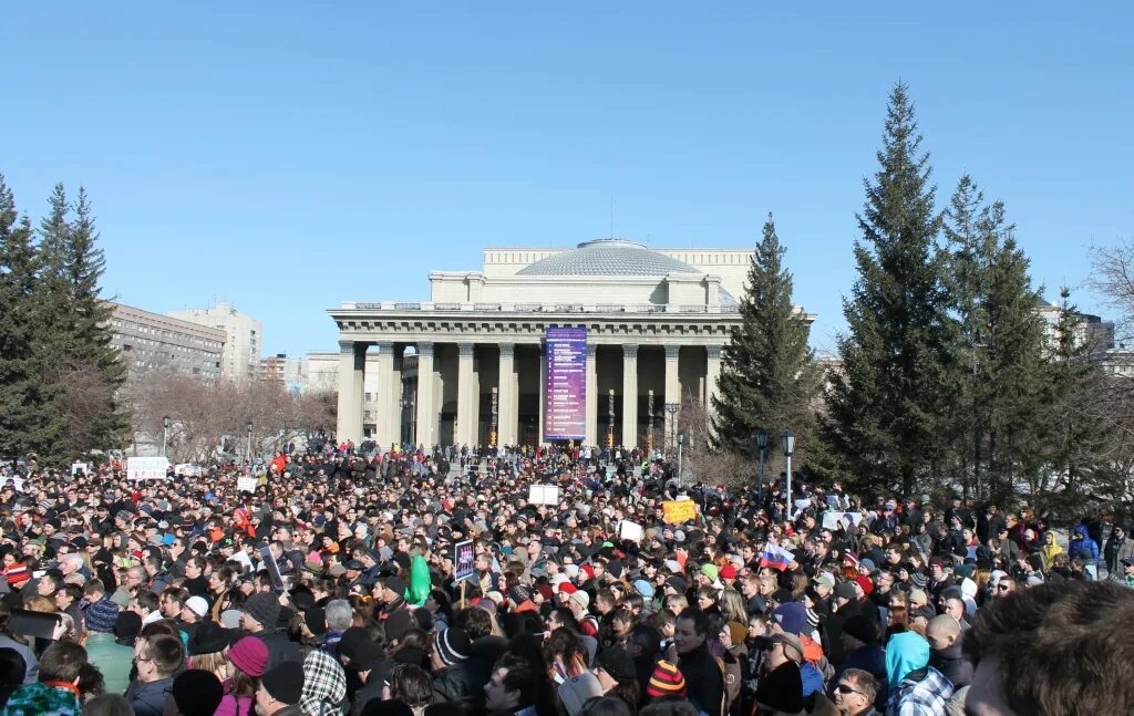 Митинг в Новосибирске. Митинг в Новосибирске сейчас. Пикеты Новосибирск. Митинг у театра оперы в Новосибирске. Театр сегодня новосибирск