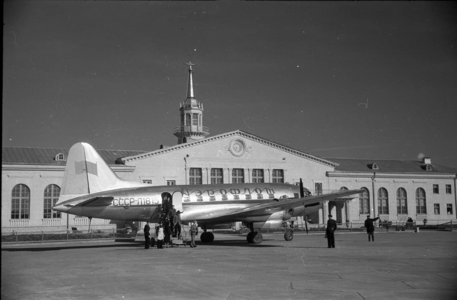 Аэропорт внуково ссср. Торговый центр 3я дачная саратов самолет. Ил-12 пассажирский самолёт. Старый илов. Ил 62 ссср.