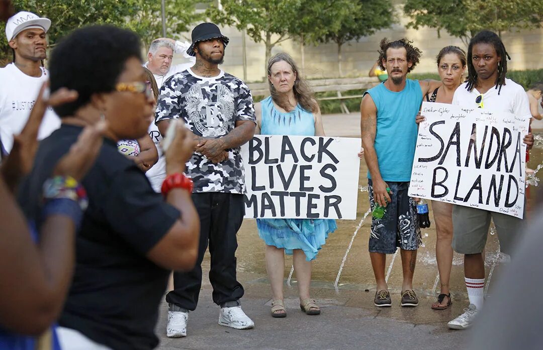 Cocking live. Унижение афроамериканцев. Блэк Вайт мэтерс. Black Lives matter девушки.