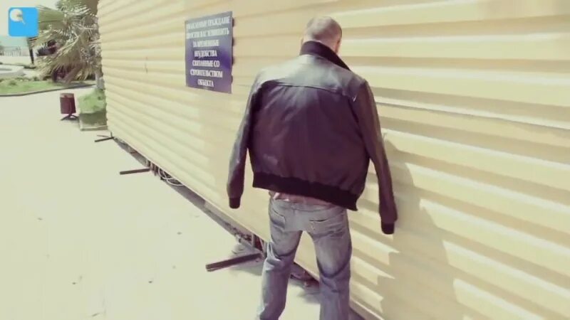 Справляет нужду видео. Справляют нужду на вокзале. парень справляет нужду обоссака. каха в туалете. справил нужду на ветерана.