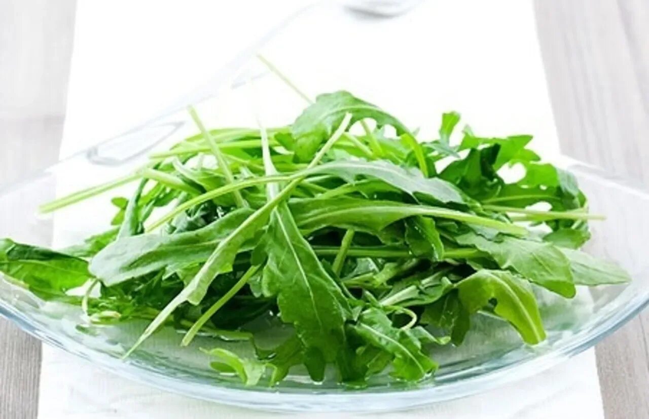 Eruca sativa руккола. Руккола сок. Рукола полезные. Руккола гайя. Eruca sativa руккола.