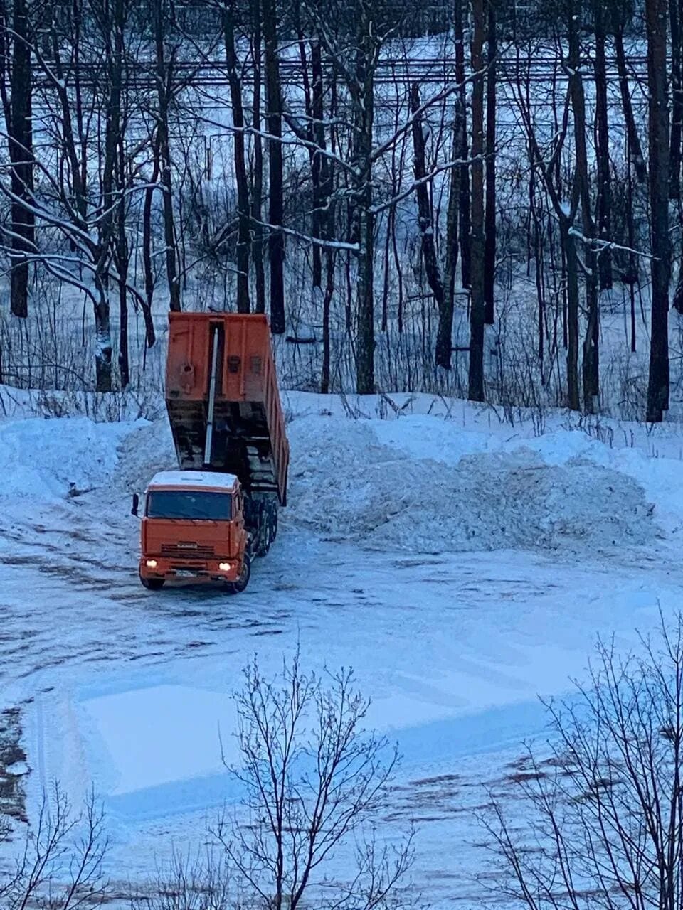 КАМАЗ со снегом. КАМАЗ по снегу. Езда по снегу на КАМАЗАХ. КАМАЗ из снега.