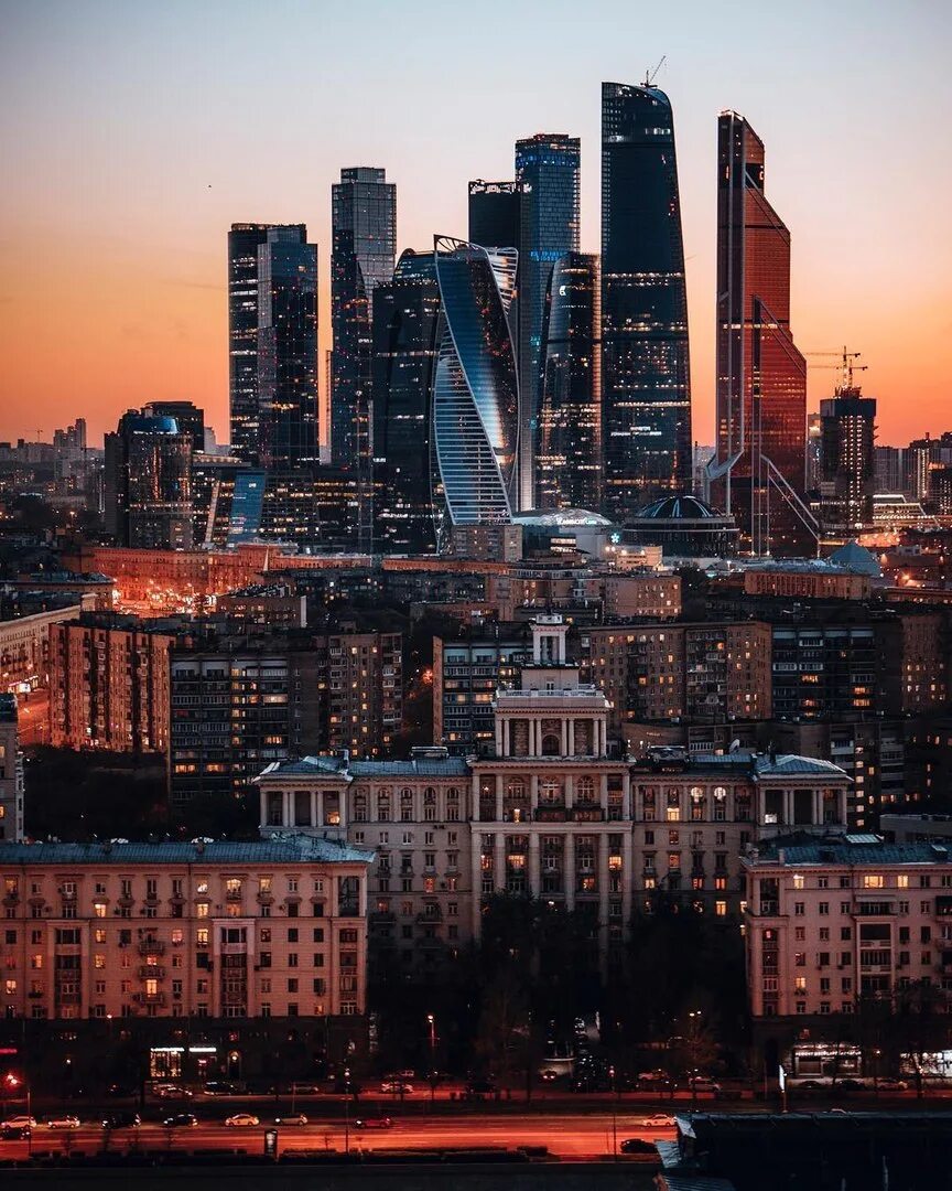 Небоскреб гонконга скайскрепер. Улица современного города. Чикаго, сша, штат иллинойс. Шанхай небоскребы. Ночной мегаполис.