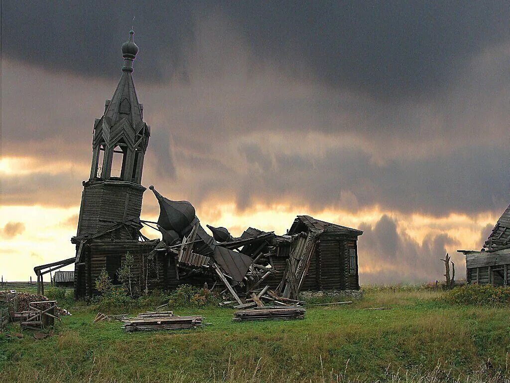 Руины церкви Илии пророка. С. Бигичи, Чердынский район.. Руины заброшенной церкви Пермский край. Деревня разруха Российская разруха. Заброшенные деревянные церкви Карелии. Брошенные земли россии