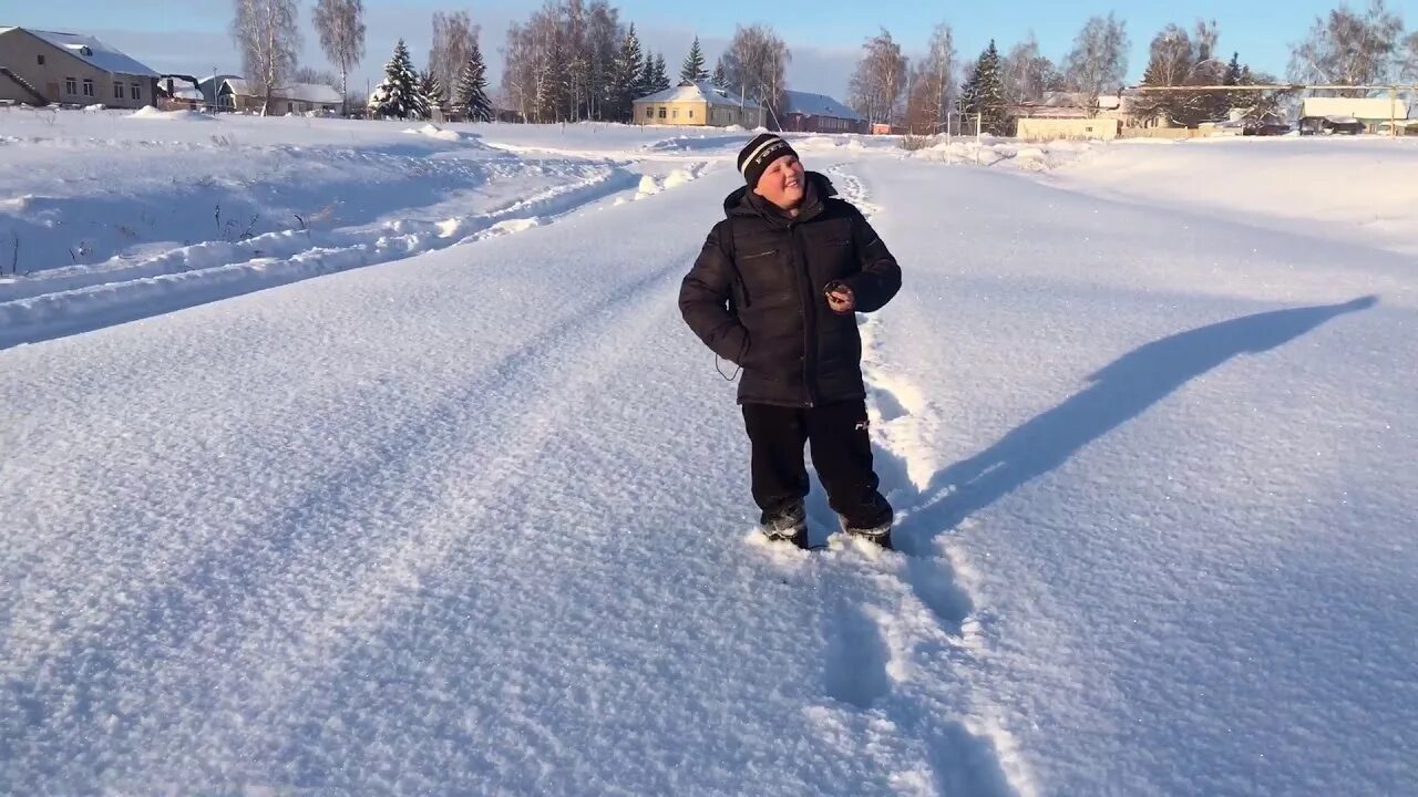 Снег по колено. Снег до колен. По пояс в снегу. Сугробы по колено