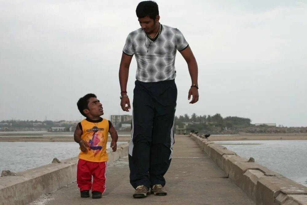 Аджай Кумар маленький человек. Аджай Кумар актер. Аджай Кумар индийский актер карлик. Кумар актер индийский рост. Маленькие люди связали большого человека