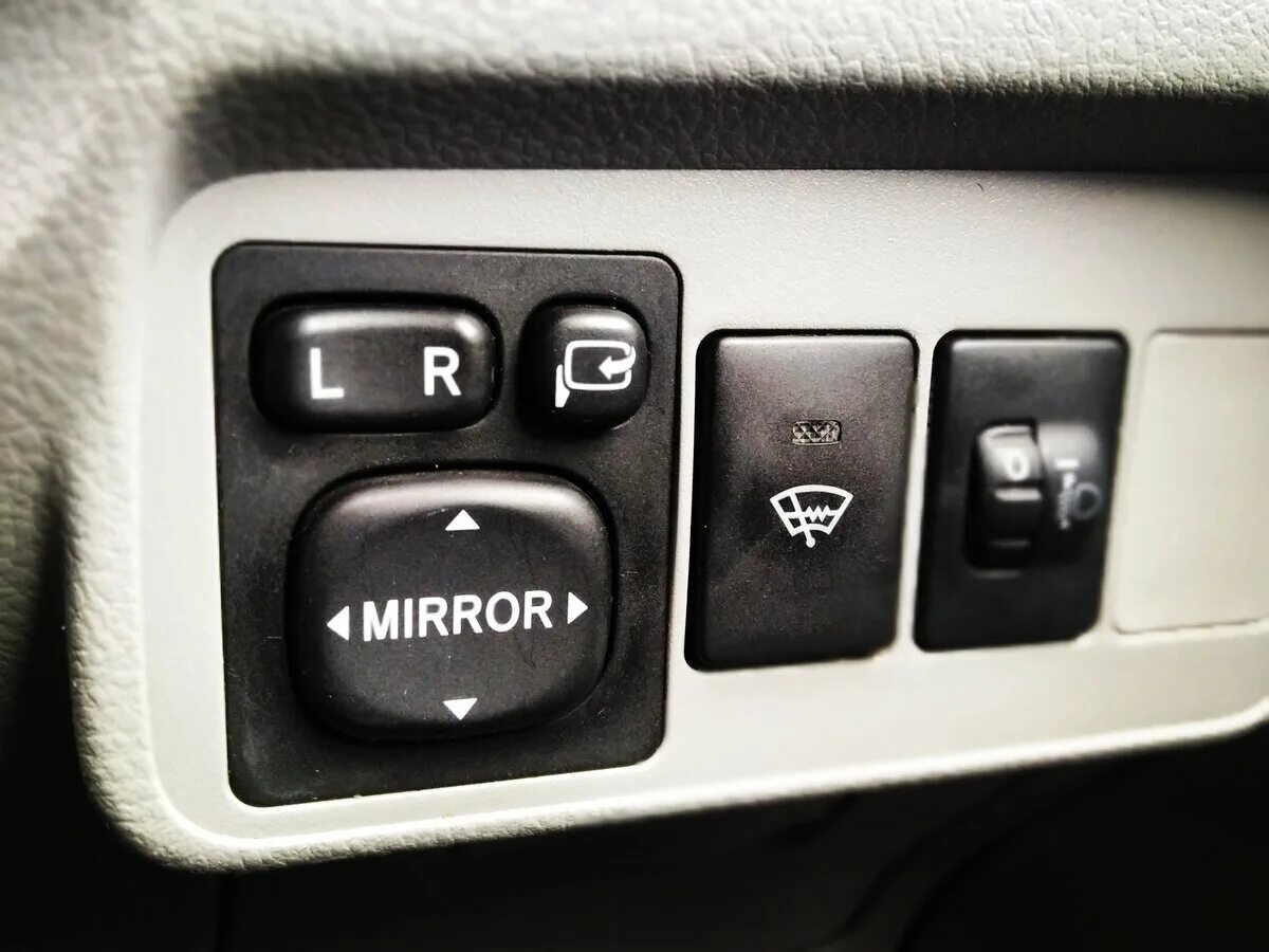 Кнопка парктроника тойота. Кнопка парктроника тойота прадо 150. Toyota rav4 2004 кнопка trc. Кнопка парктроника тойота авенсис 2007. Штатный парктроник тойота королла 210.