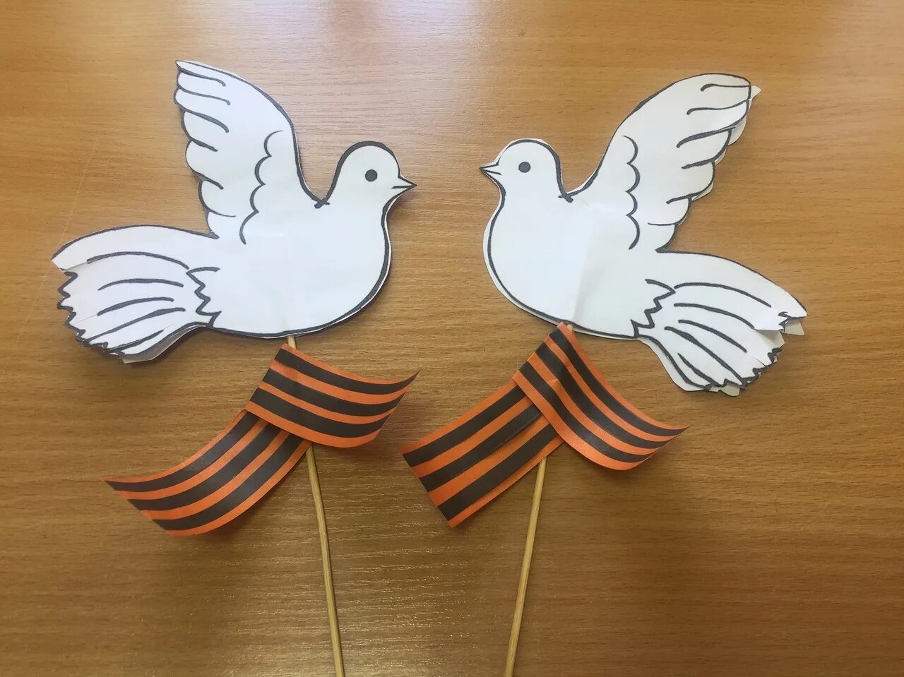 голуби на 9 мая. голубь символ победы. открытка с днем победы с голубем. голубь победы. голубь и георгиевская ленточка.