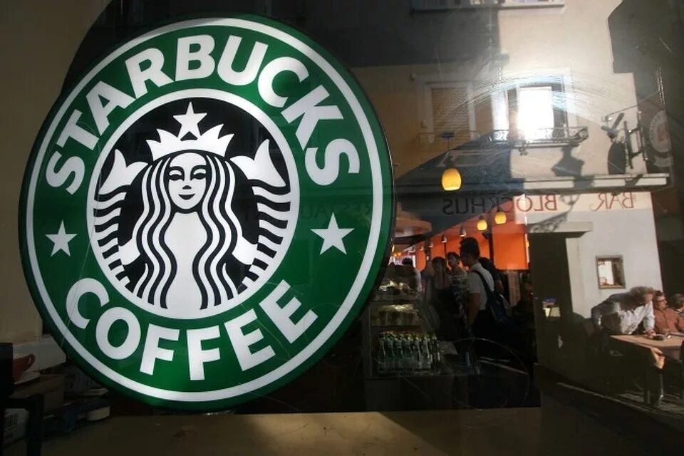 Starbucks на белорусской. Сеть кофеен. Starbucks в России. Директор Starbucks. Сеть кофеин