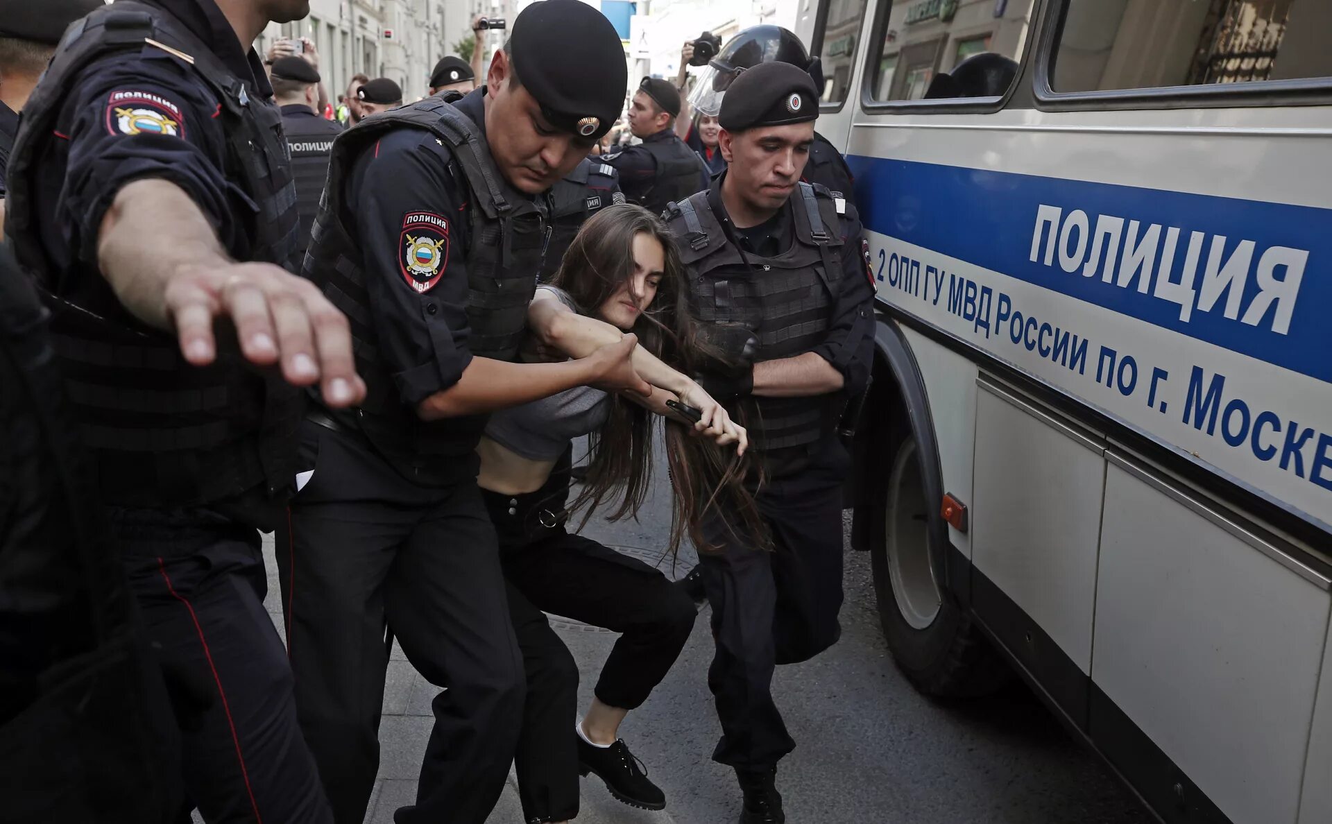 Полицейский задерживает преступника. Полицейский арестовывает преступника. Задержание полицейского.