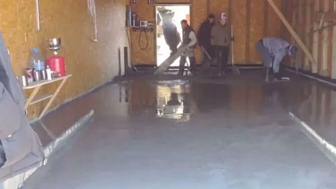 Бетонный пол в гараже. Чем залить бетонный пол в гараже. Стяжка пола в гараже. Бетонирование полов в гараже. Бетонирование пола в гараже.