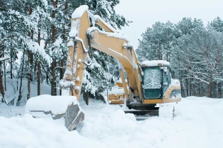 Экскаватор на севере. Jcb js 205 экскаватор. Экскаватор зимой. Экскаватор зимой. Экскаватор гусеничный коматсу.