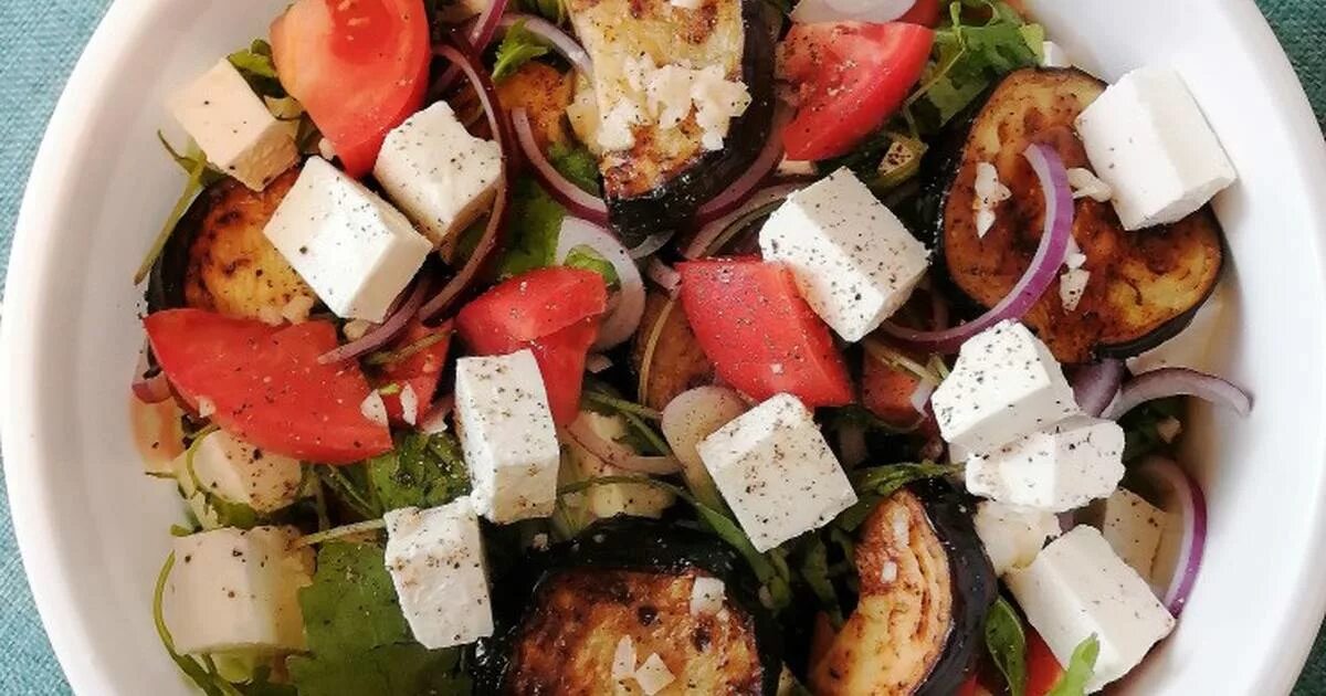 Салат с рукколой баклажанами и помидорами. Салат с баклажанами и рукколой. салат с жареными баклажанами и помидорами рукколой. баклажаны руккола фета.