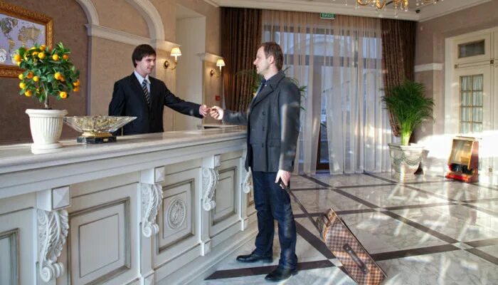 Принимай гостей москва. Заселение группы в гостиницу. Гостиница Украина мероприятия. Служащие отеля. Студия гостиница Украина.