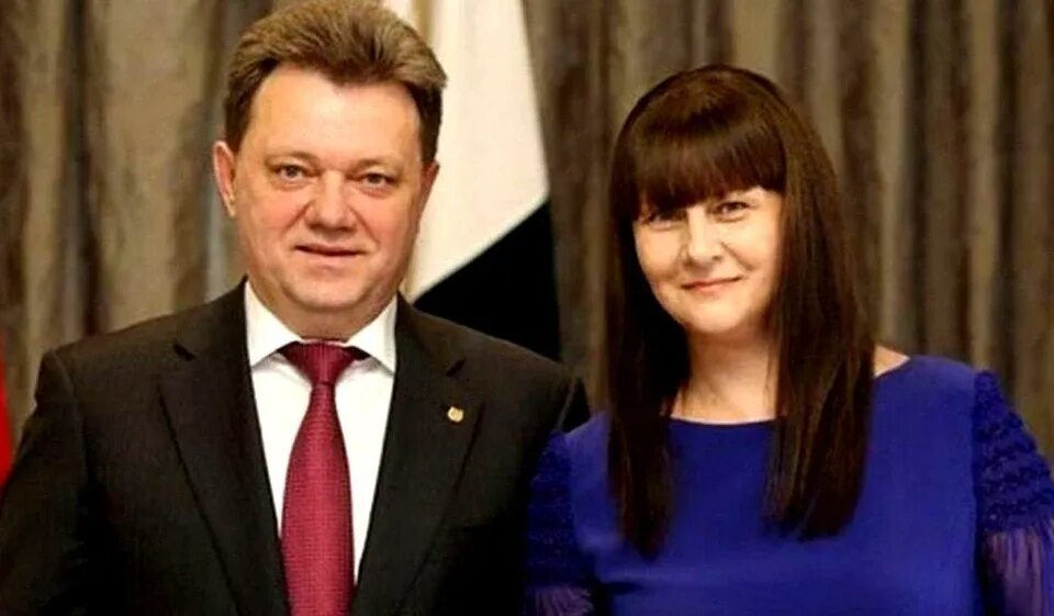 Жена томск. Мэр томска кляйн наградил жену.