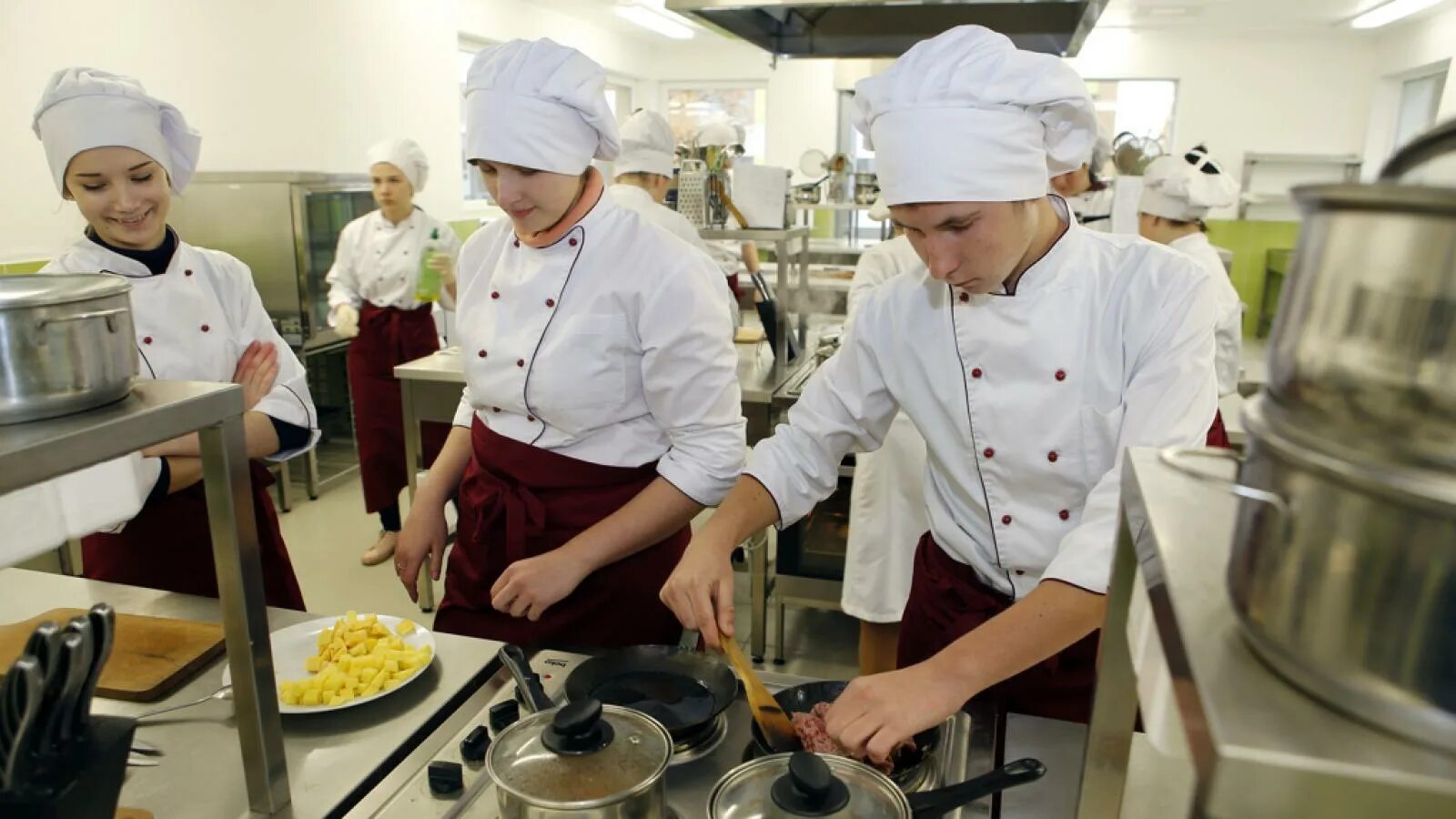 Повар в школьной столовой. Школьная столовая повар. Профессии. Учебные заведения на повара. Поварское образование