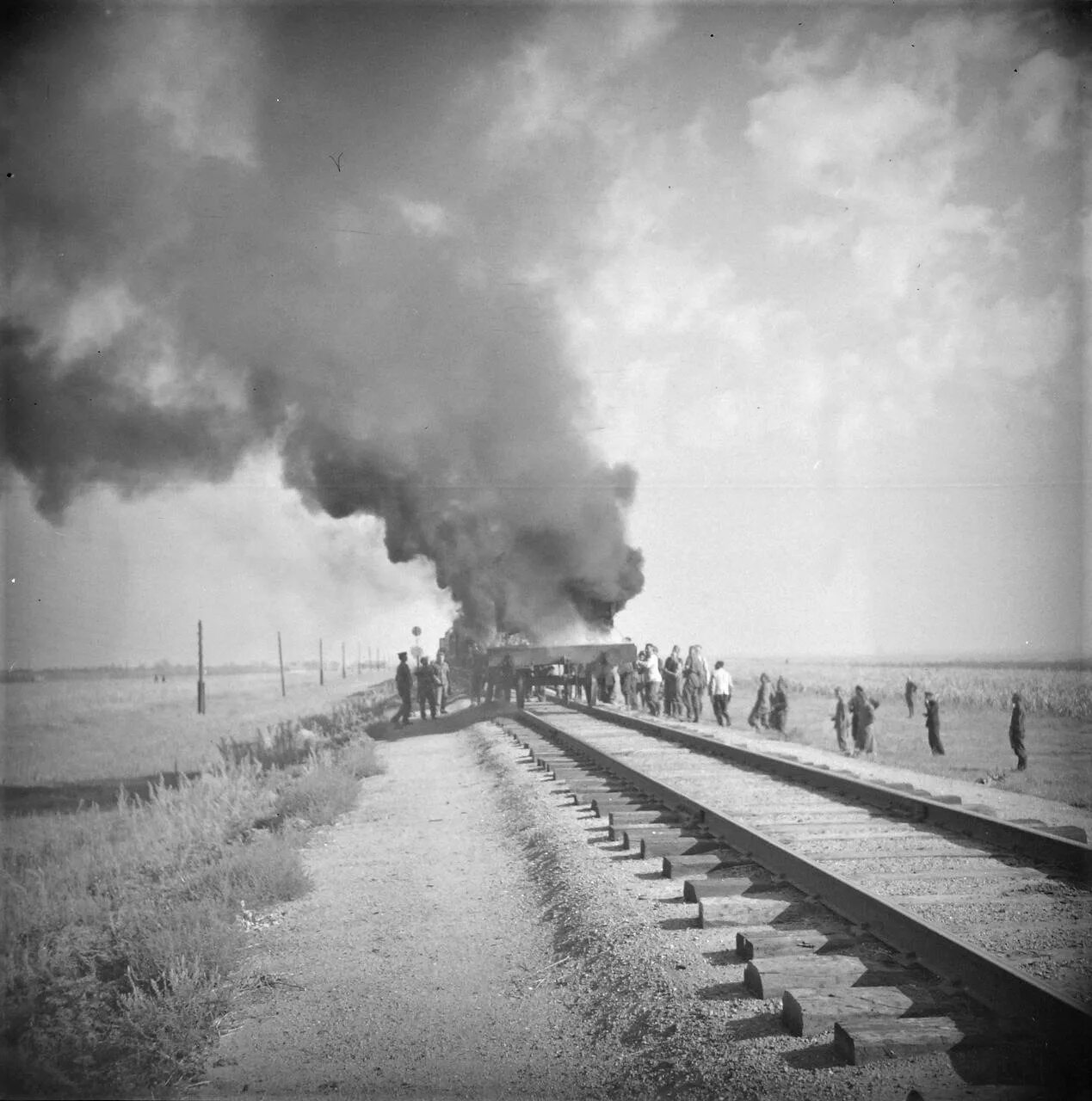Разрушенные железные дороги ссср в годы вов. Железнодорожники в вов 1941-1945. Разбомбленная дорога. Плохая дорога. Железнодорожный вокзал сталинграда 1943.