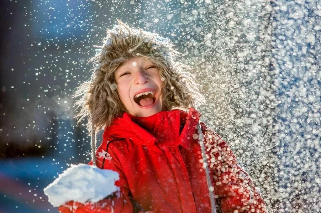 Ловить ртом воздух. Зима радость. Дети радуются снегу. Дети радуются зиме. Дети снежки.