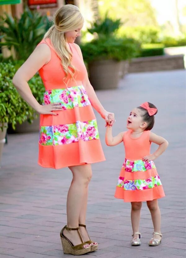 Платье мама и дочка одинаковые. Летние платья для мамы и Дочки. Мама и дочка модницы. Платье на лето мама и дочка. Мама с дочкой ли
