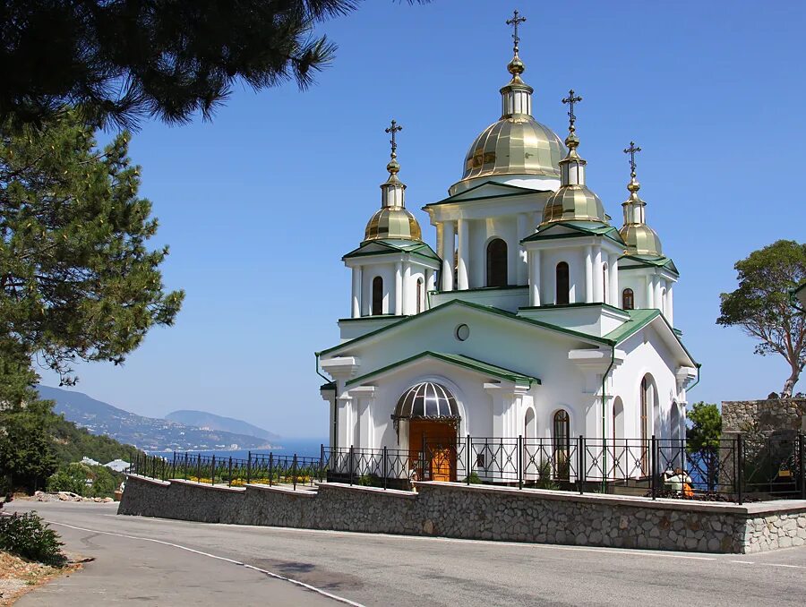 Файл:Храм Святого Архангела Михаила, Алупка.jpg - Википедия