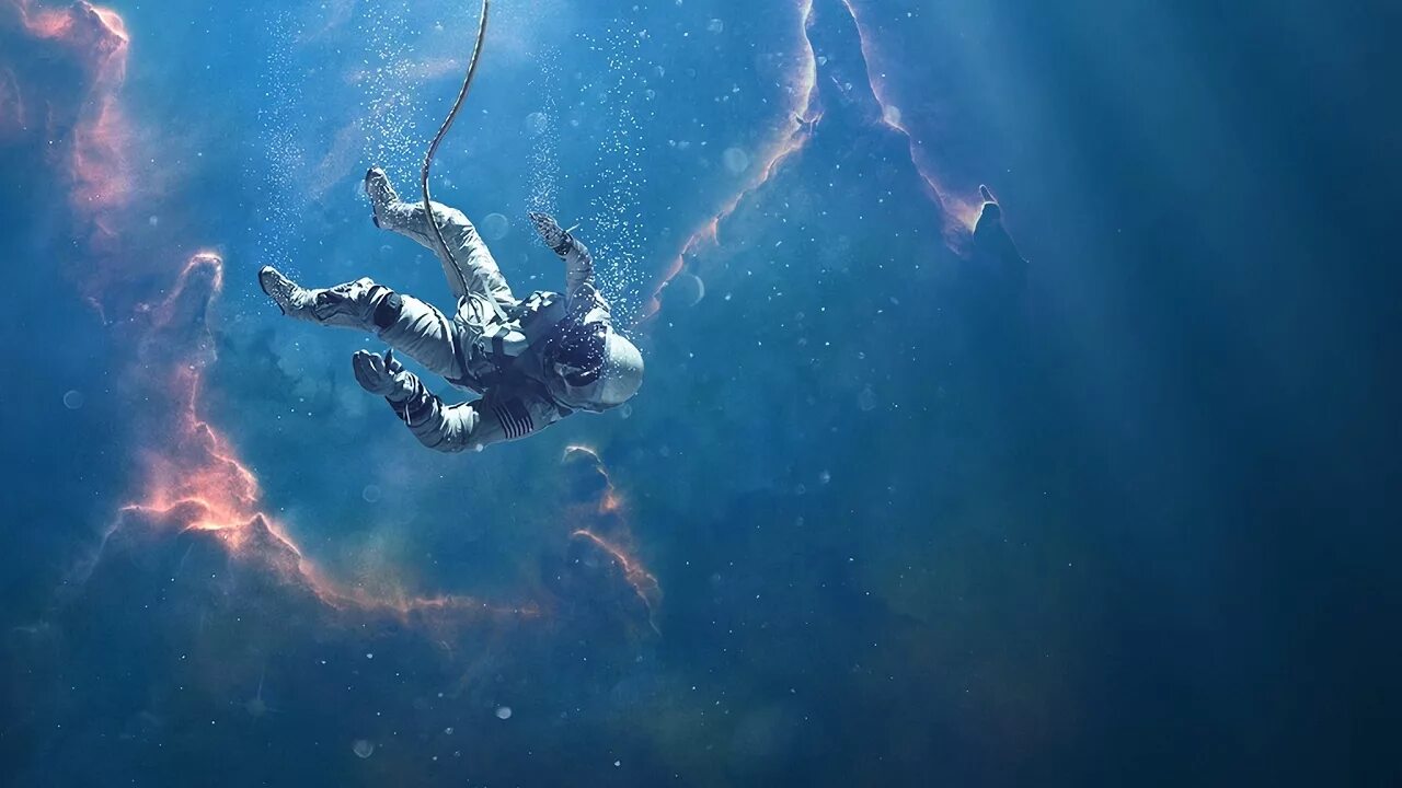 Живые обои падающий. Космонавт в воде. Космонавт в океане. Космонавт под водой. Космонавт в воде обои.