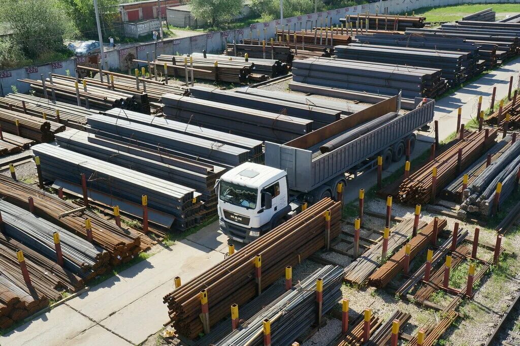Труба 1420 погрузка на вагоны. Перевозка труб в фуре. Контейнер для перевозки рулонной стали. Металл перевозить. Погрузка металлопроката.