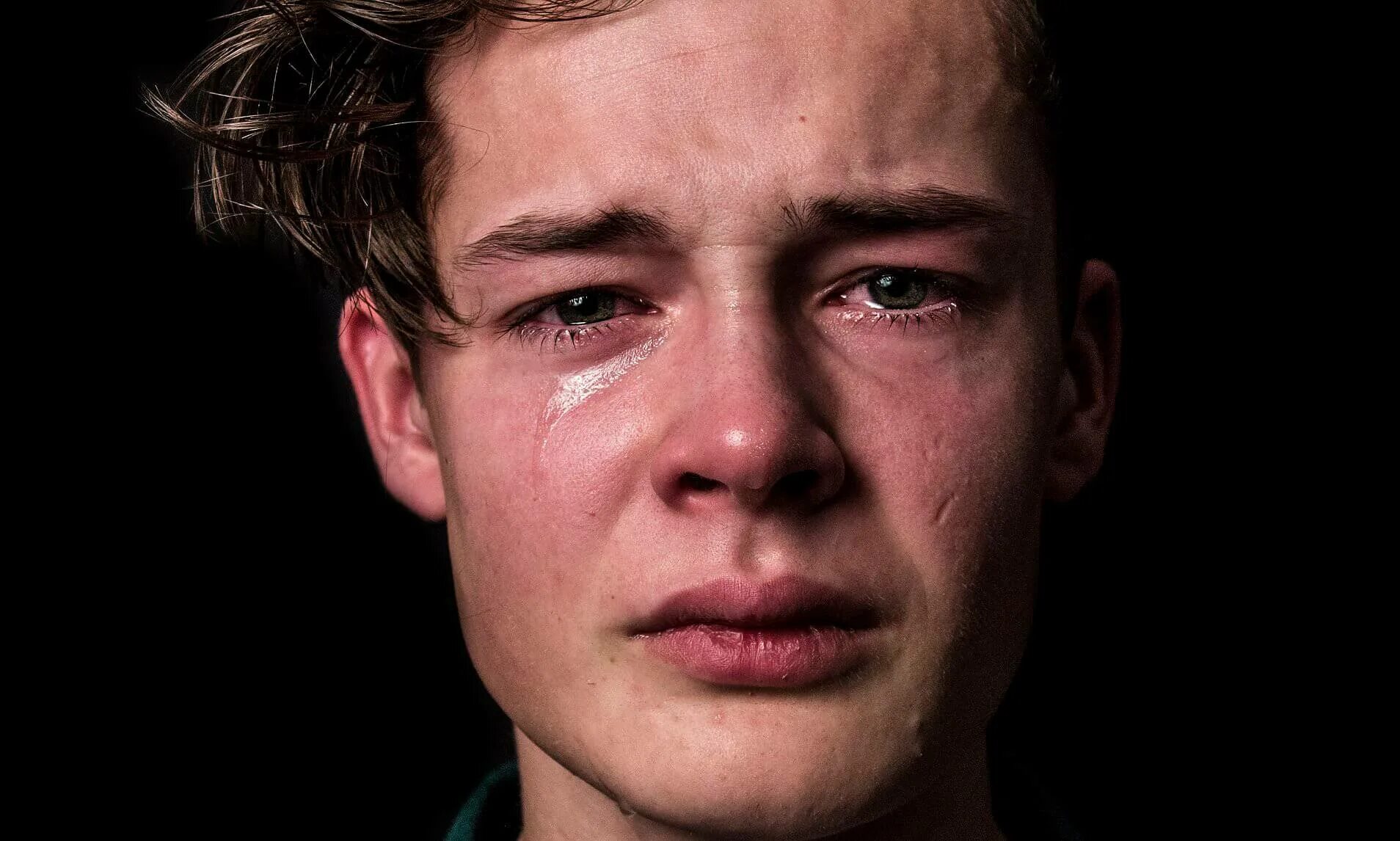 лицо плачущего человека. мужское лицо. скупая мужская слеза. парень плачет. заплаканные глаза мужские.