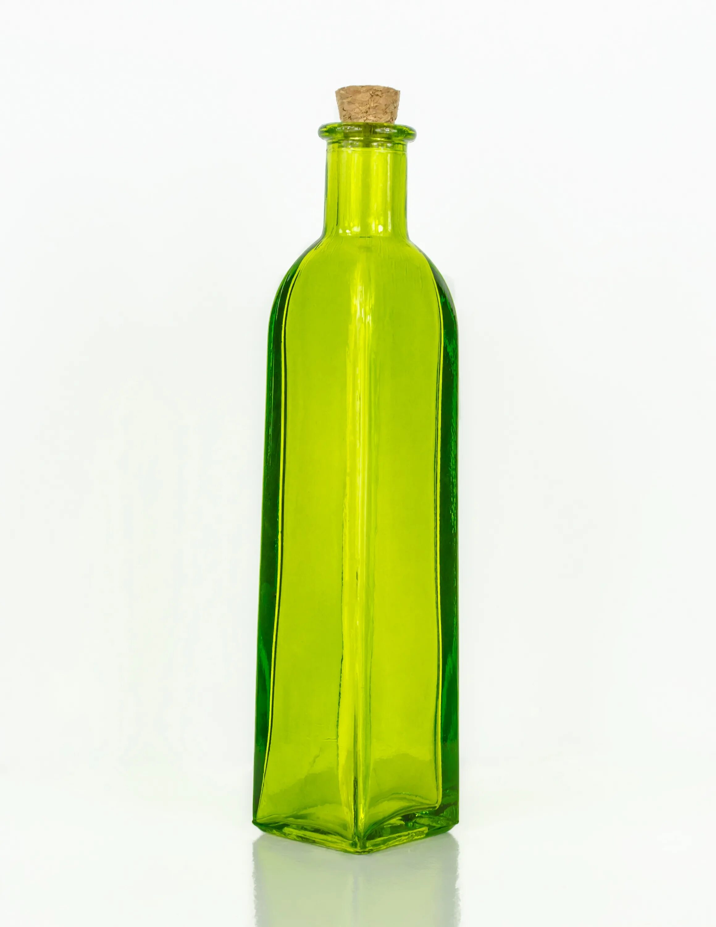 Стеклянная бутылка. Бутылка зеленая стеклянная. Цветные стеклянные бутылки. Квадратная стеклянная бутылка. Бутылки зеленого цвета