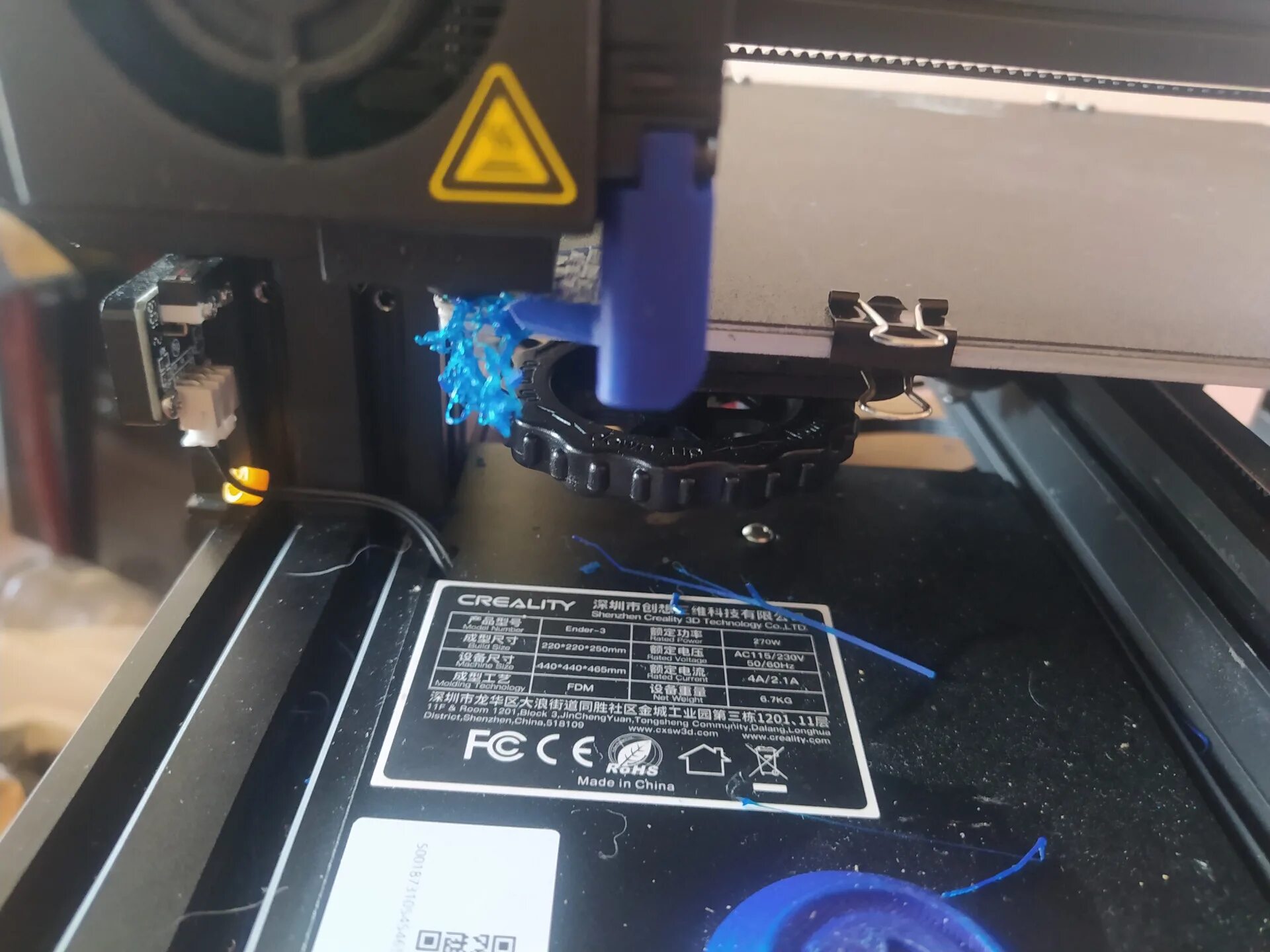 Модель прилипла к столу 3д принтера. 3d филамент двухцветный. Пластик не прилипает к столу. Пластик не прилипает к столу. Поворотный стол для калибровки датчиков.