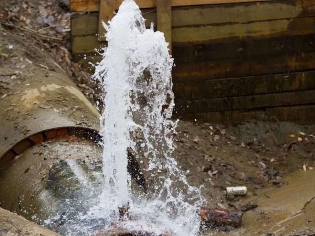 прорыв теплотрассы. прорыв трубопровода. прорыв теплотрассы. прорыв трубы водоснабжения. протечка водопроводной трубы.
