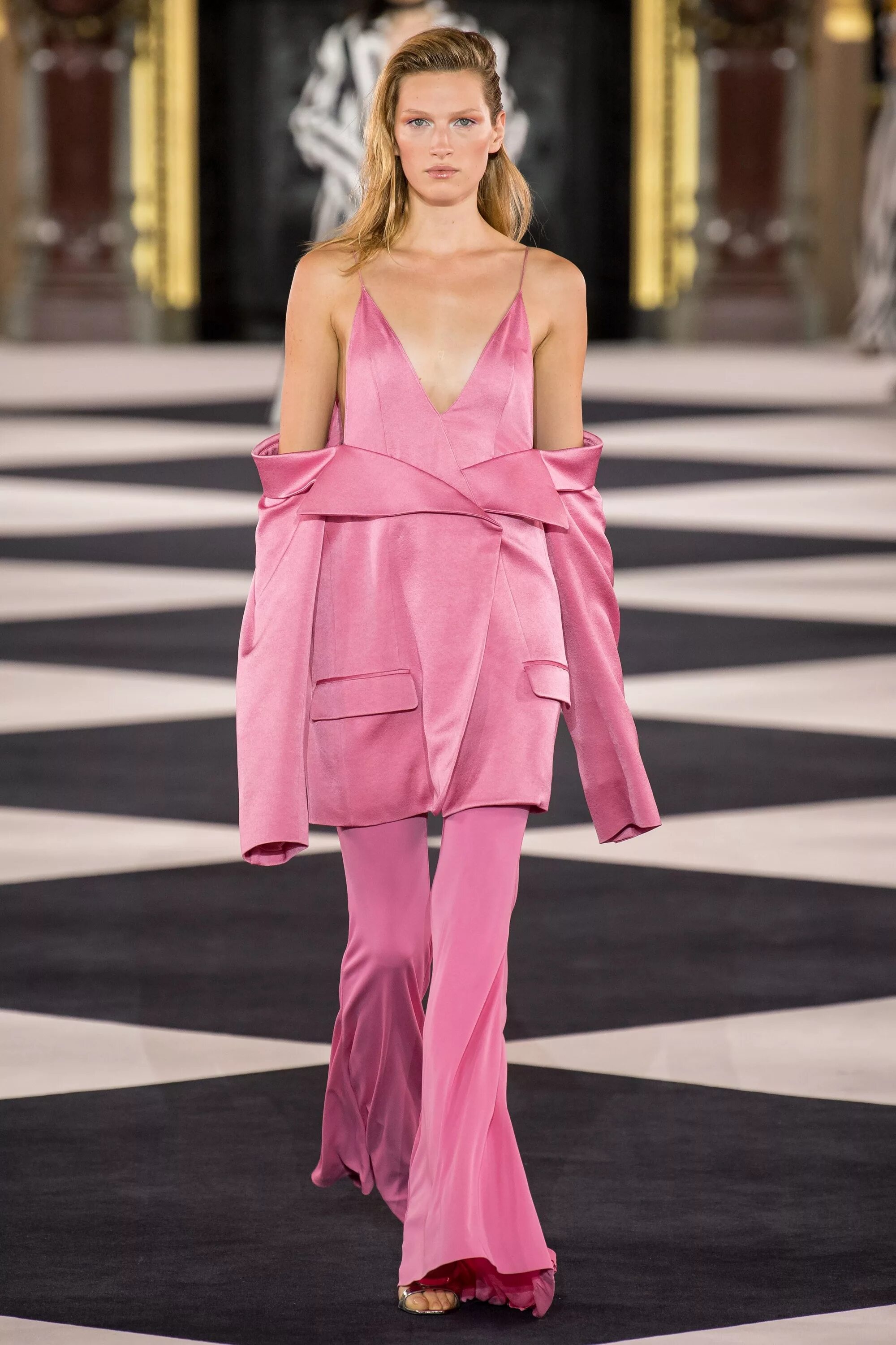 Тренд подиума. Розовый подиум. Модные показы розовые. Розовый показ мод.