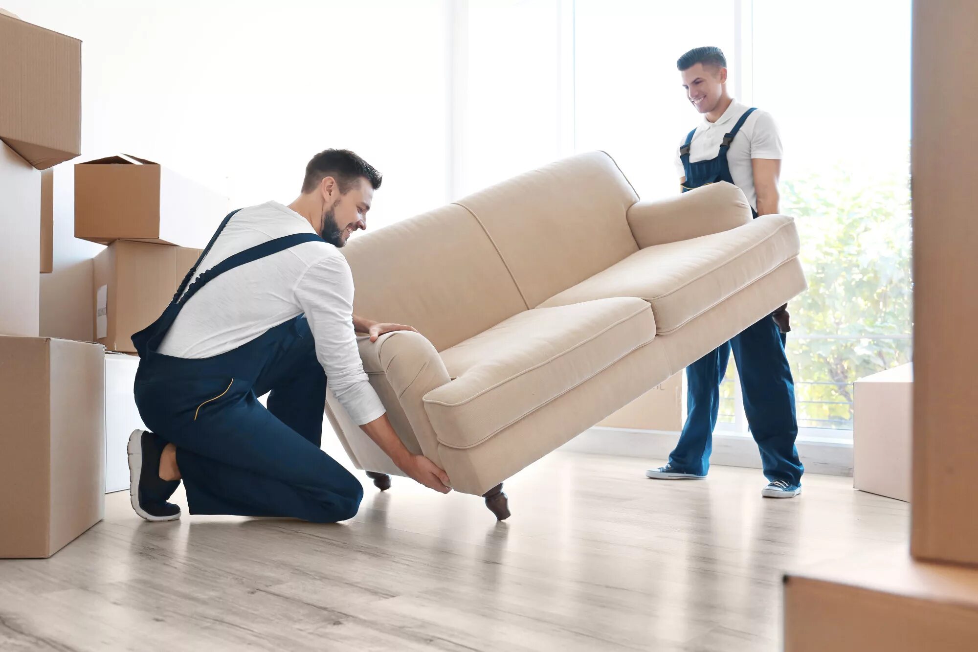 We have moved to a new. Грузчик мебели. Транспортировка мебели. Грузчики диван. Квартирный переезд.