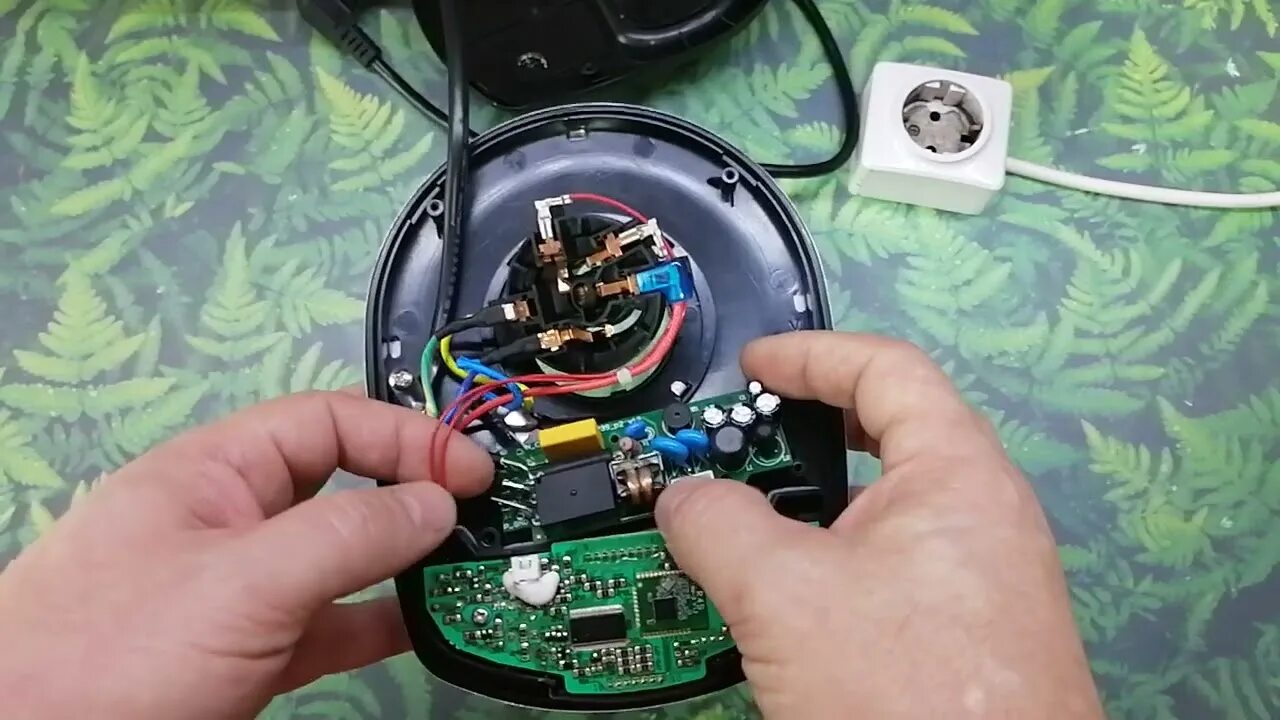 Как разобрать крышку чайника редмонд Доработка чайника Redmond RK G200S и G210S. Добавление аккумулятора. YouTube