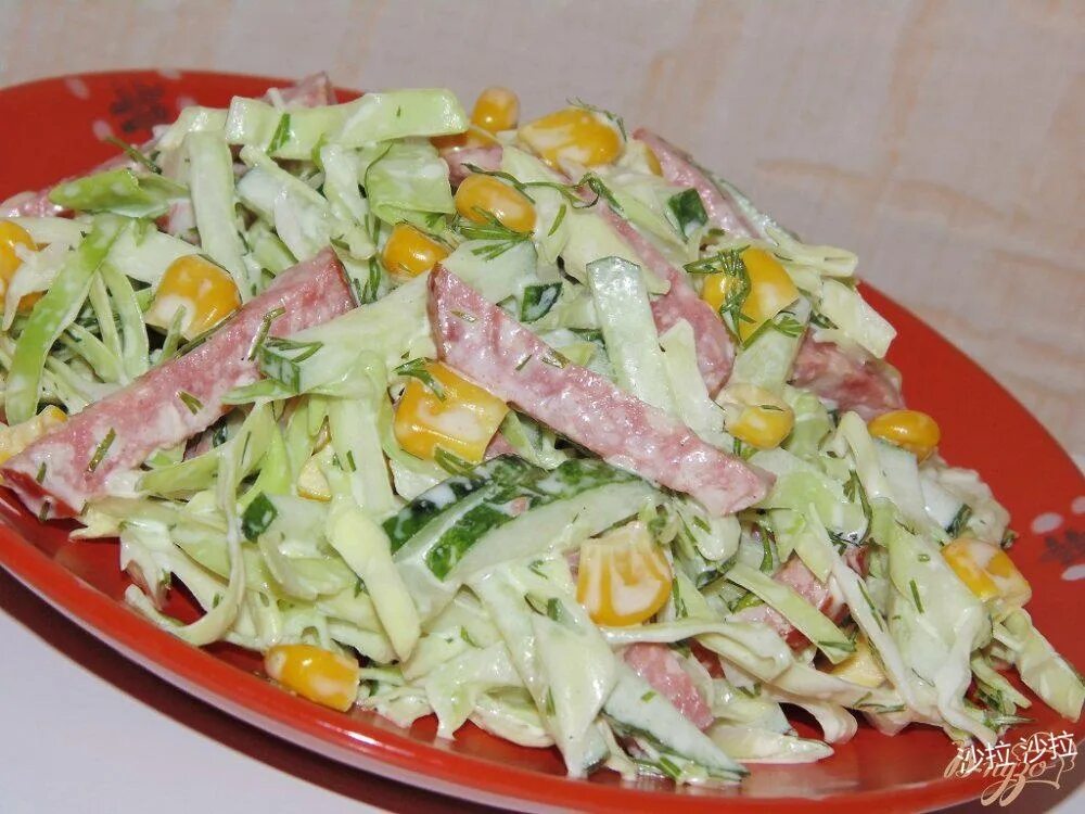 Салат с копченой колбасой кукурузой и огурцами. Салат с колбасой и огурцами. Салаты на скорую руку. Салат с пекинской капустой и кукурузой и колбасой. Простые салаты на скорую руку.