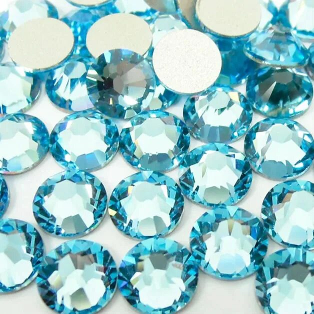 Aqua crystal. Swarovski Aquamarine. Стразы Сваровски. Гирлянда Аквамарин. Аква стразы.