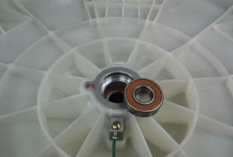 Подшипники для стиральной машины lg с прямым приводом 6 кг. Подшипник для стиральной машинки lg f10b8qd. Подшипник для стиральной машинки lg f10b8qd. Внутренний подшипник стиральной машины lg 1лд. Стиральная машина lg как поменять подшипник барабана.