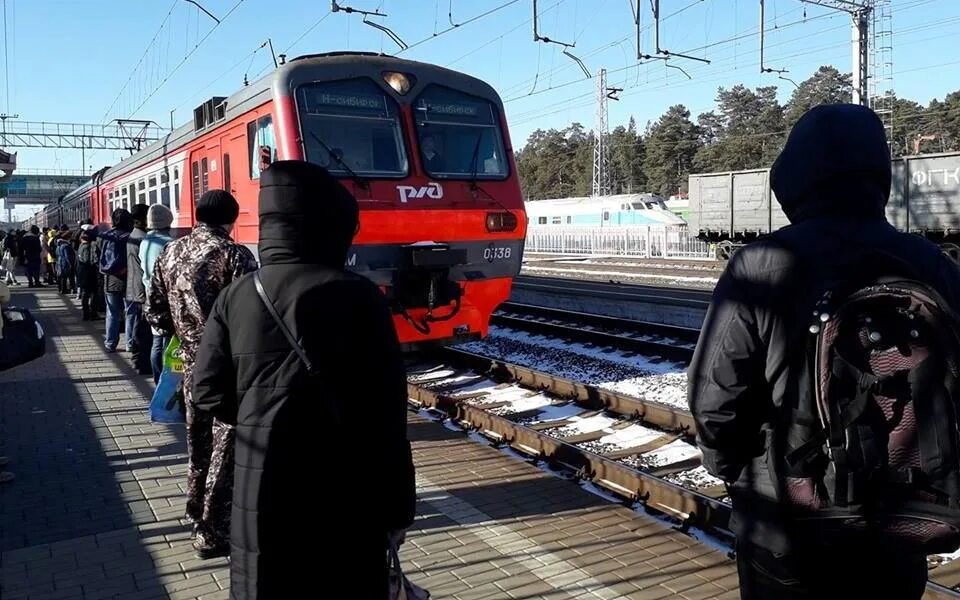 Ржд электричка новосибирск. Электричка Береговая Новосибирск. Поезд Новосибирск высадка. 032х поезд. Картинки бесплатный проезд в электричках в НСО.