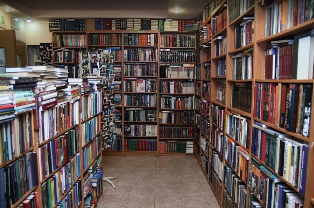 Букинисты коллекция. Напротив букинистический. Букинист барнаул. Букинистический антикварный магазин. Книжный магазин искатель санкт-петербург.