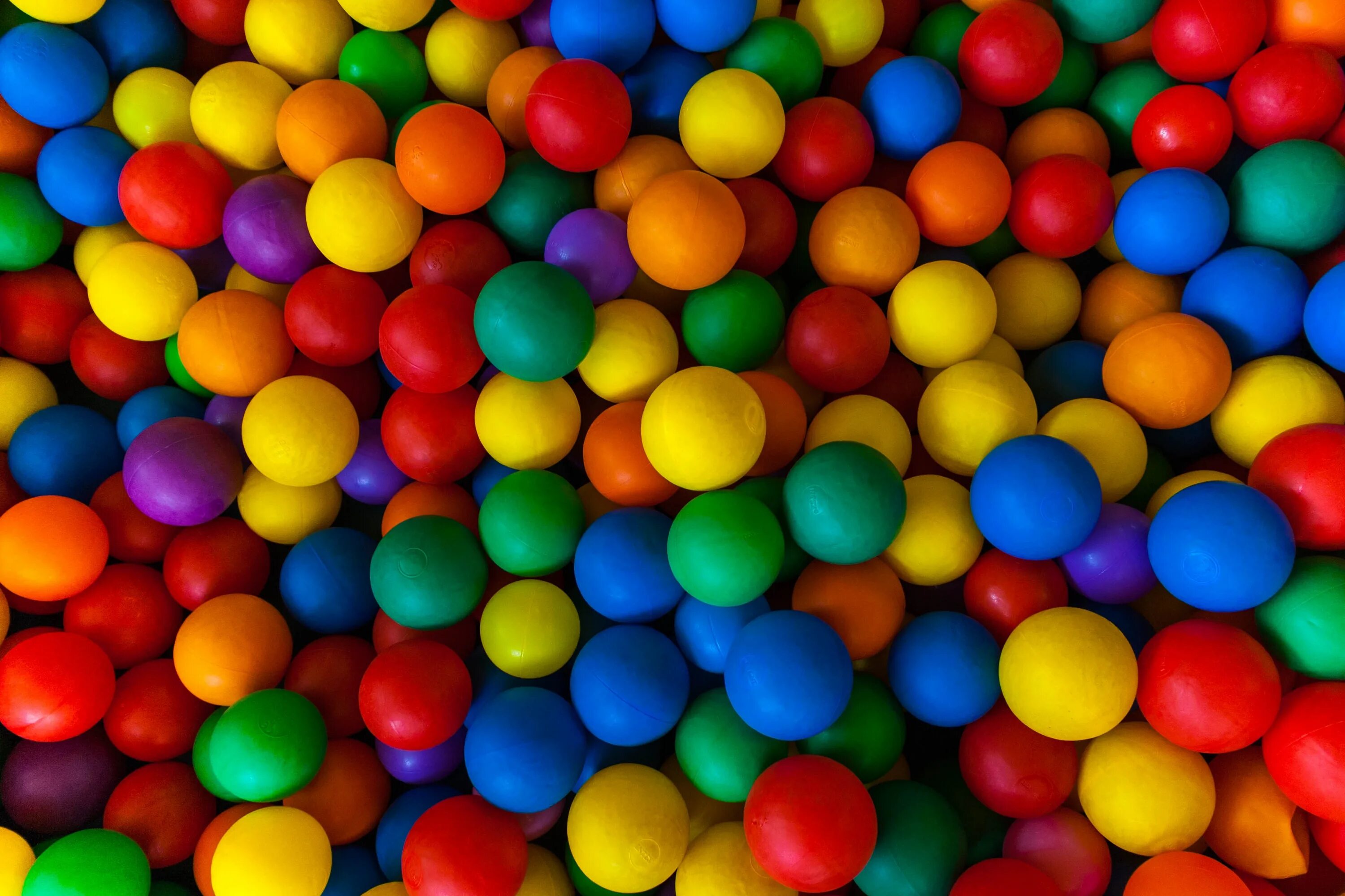 Текстура шаров. Разноцветные шарики. Пластмассовые разноцветные шарики. Разноцветный фон. Много разноцветных шариков.