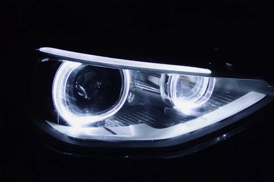 BMW f20 bi led. BMW f20 фара галоген. Ксеноновая фара BMW f20. Фара BMW f20 Adaptiv led. Замена на линзованные фары