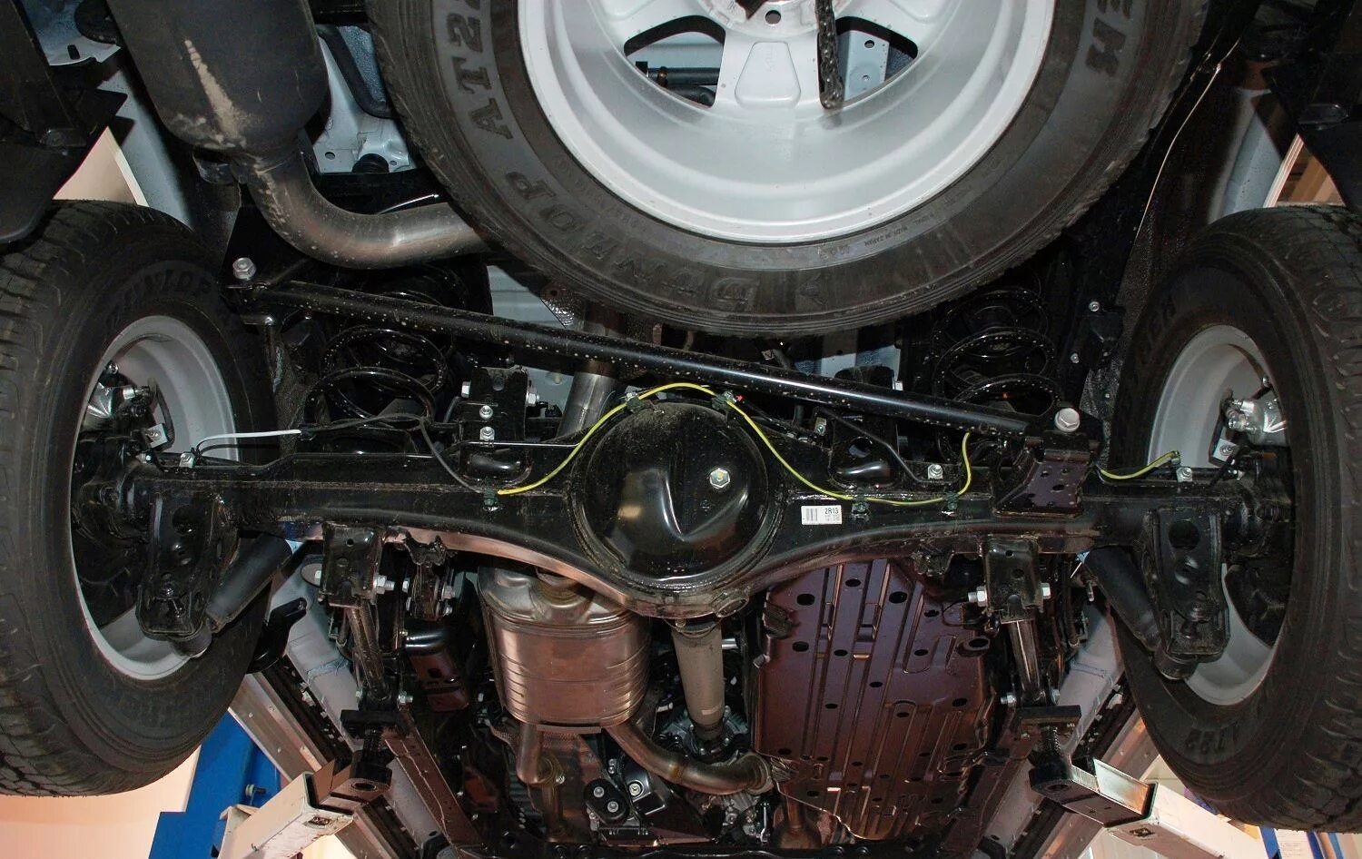 Тойота прадо 150 косточки в подвеске автомобиля. Рычаг акпп прадо 150. Toyota land cruiser шасси. Акпп toyota land cruiser 120. Трансмиссия прадо 150.