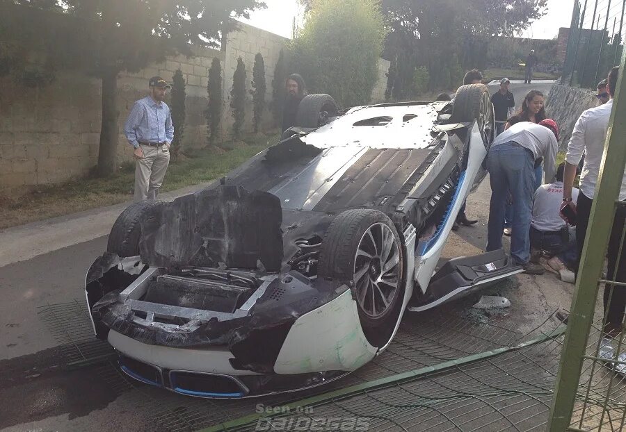 Разбить 1. Разбить 1. Bmw i8 разбитая. Один сломал другой потерял. Анекдот про шарики один сломал другой потерял.