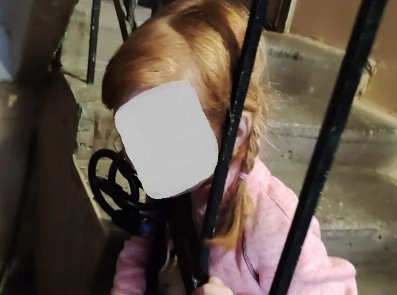 девочка застряла под. Sweetie fox стиральная машина застряла. кори чейз. засьарляа в стиральной машинке. девушка под кроватью.