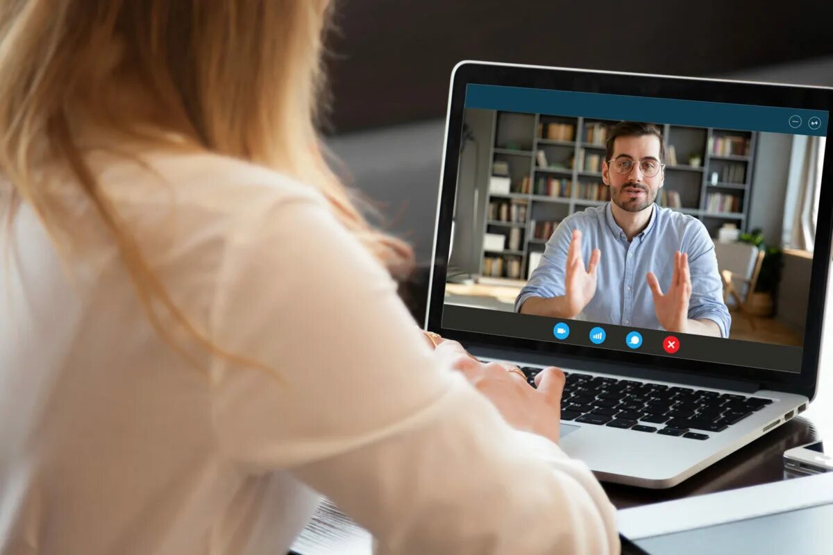 Девушка видеосвязь. Общение по видеосвязи. Общение по видеосвязи. Cisco telepresence ex60 cts-ex60-k9. Разговор по видеосвязи.